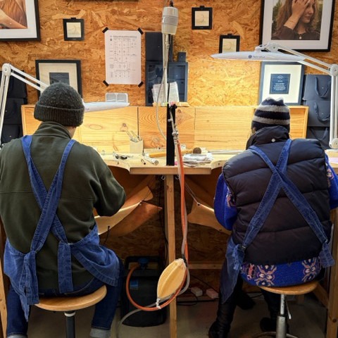 le couple en pein atelier vus de dos
