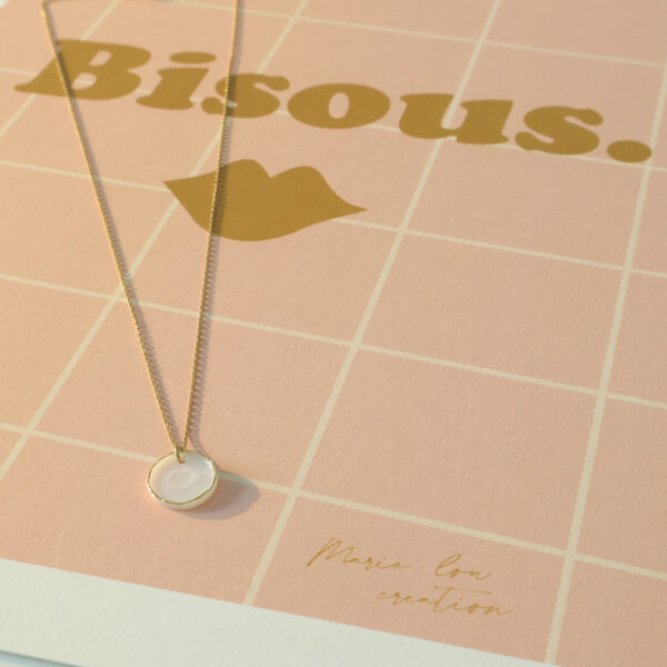 médaille porcelaine bisou bijou or porcelaine collier creatrice lilloise bijou bisou or medaille bouche porcelaine