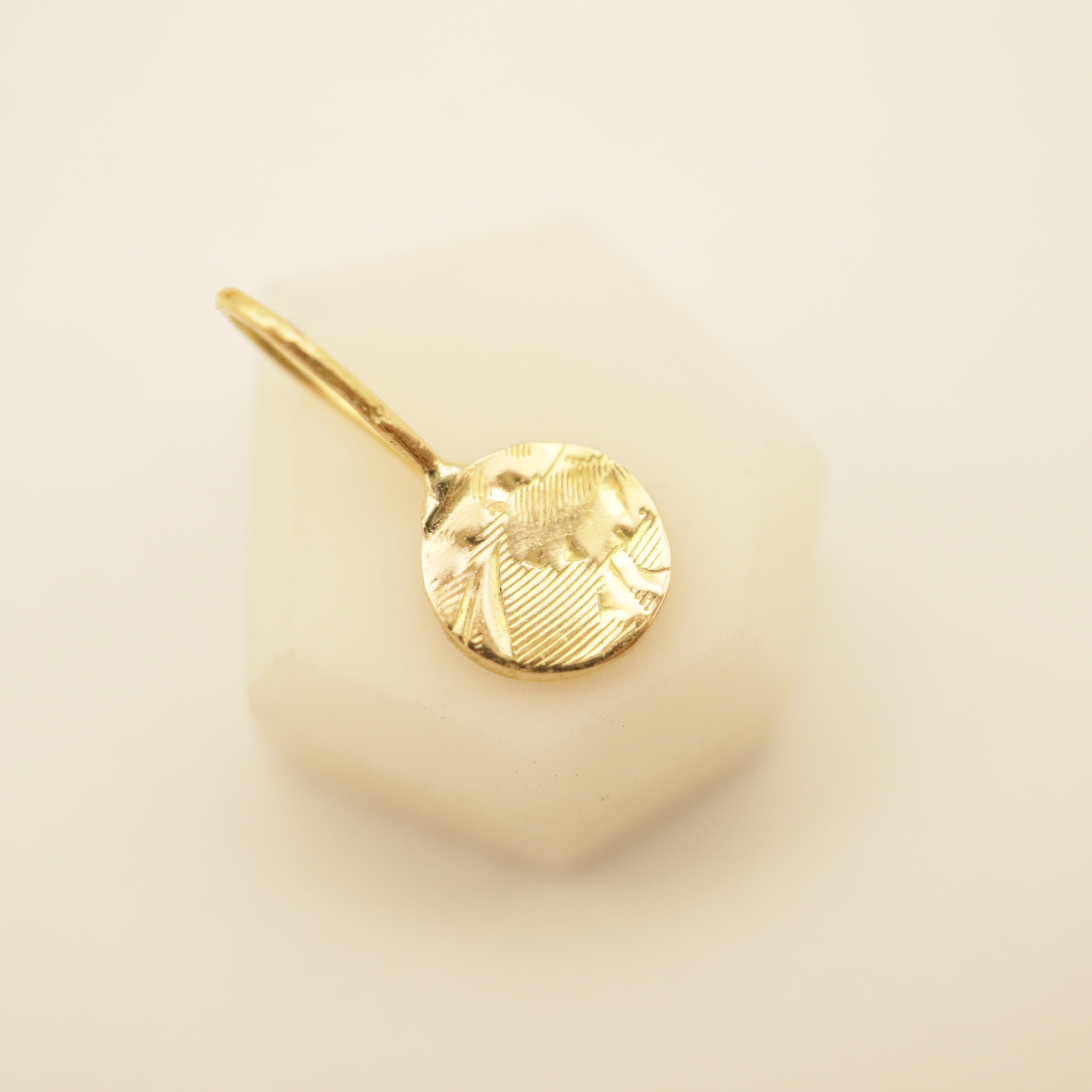 médaille or ancienne médaille ciselure décor dos montre à gousset mini médaille upcyclée bijou ancien upcyclé