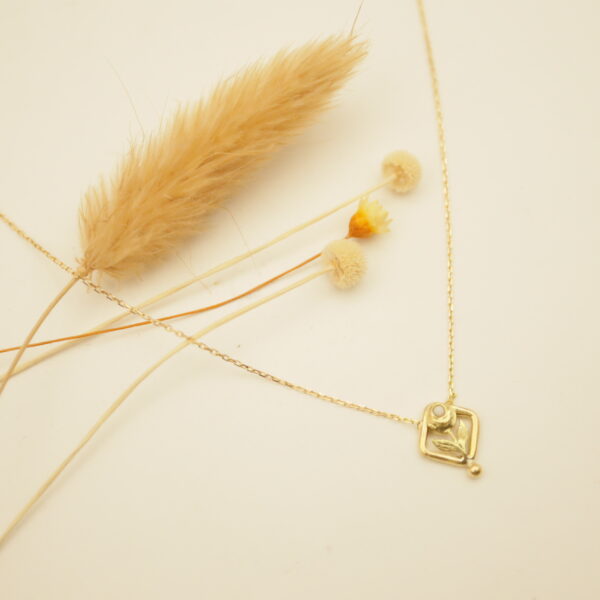 collier or 18 carats collier upcyclé ancien bijou ancien or bijou or porcelaine collier ancien transformé collier fin or collier upcyclé lille créatrice bijou lille