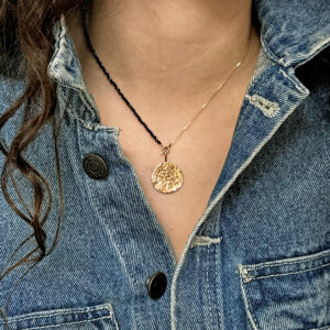 collier or martelé médaille martelée or bijou sur mesure martelé médaille communion or cadeau femme or médaille sur-mesure femme bijou homo or