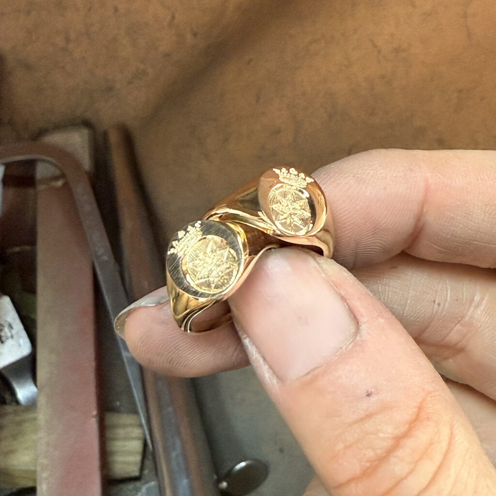 chevalière sur-mesure chevalière en or chevalière blason héraldique chevalière blason famille chevalière familiale sur-mesure