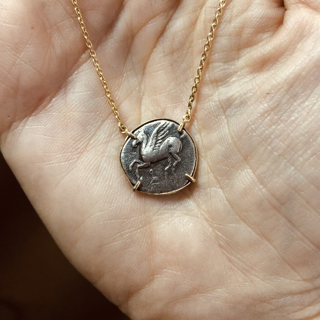 pièce ancienne sertie pour un collier