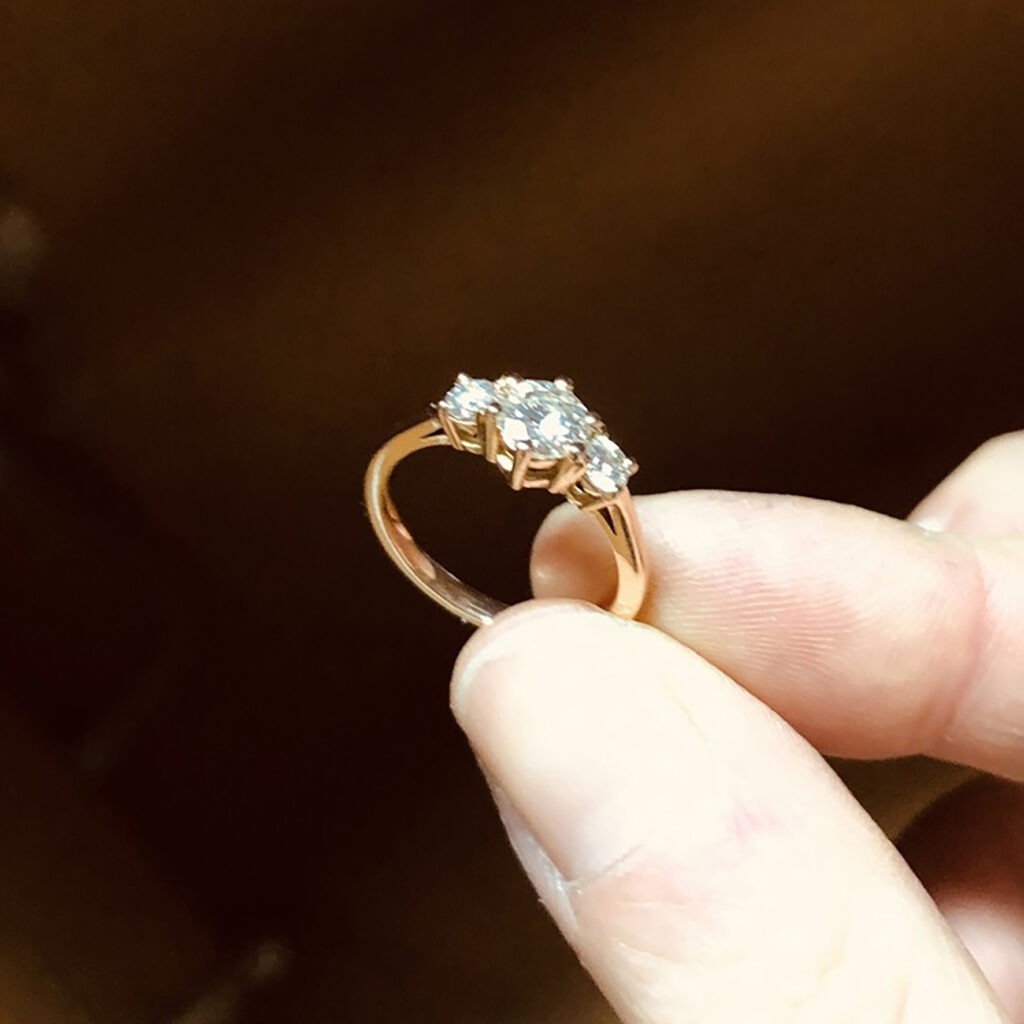 Bague de fiançailles en or jaune avec un diamant central accompagné de 2 diamants de part et d'autre