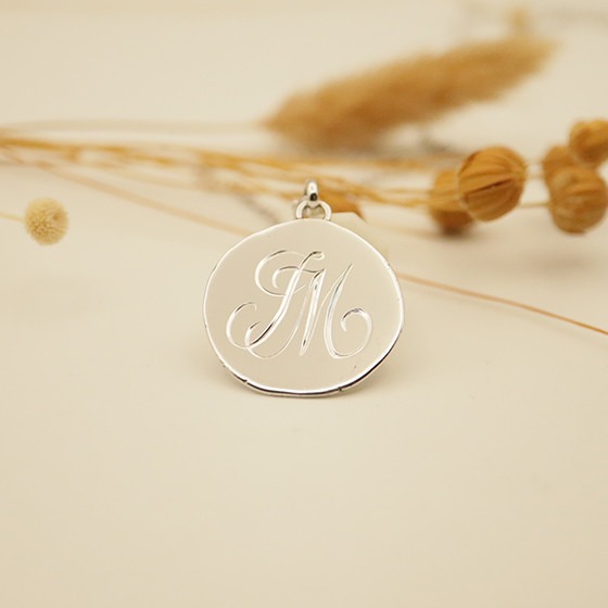 Médaille gravée avec des lettres en arabesque