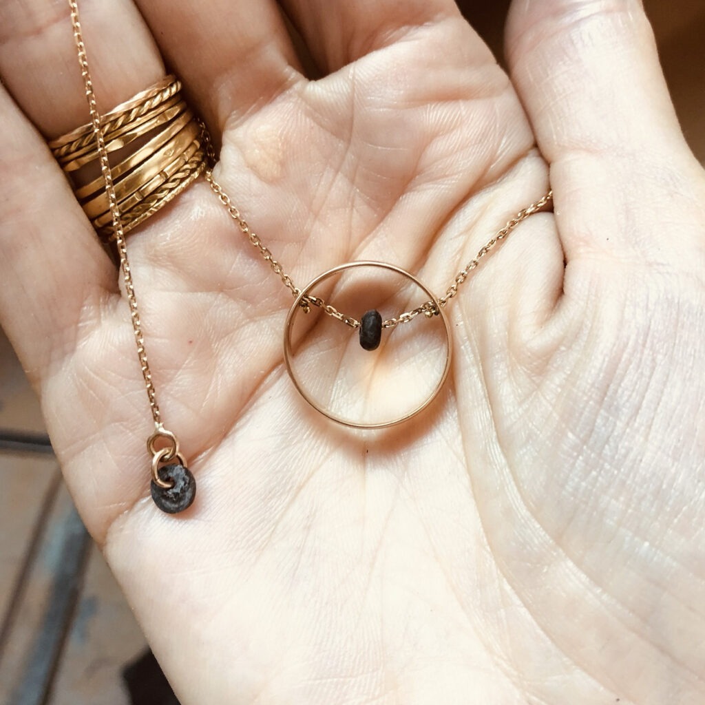 collier en or avec alliance upcyclées et perles créées sur mesure en corne de boeuf