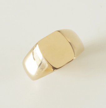 chevalière en or jaune pour femme de forme tonneau
