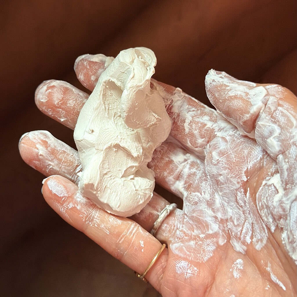 façonnage de la porcelaine en pâte