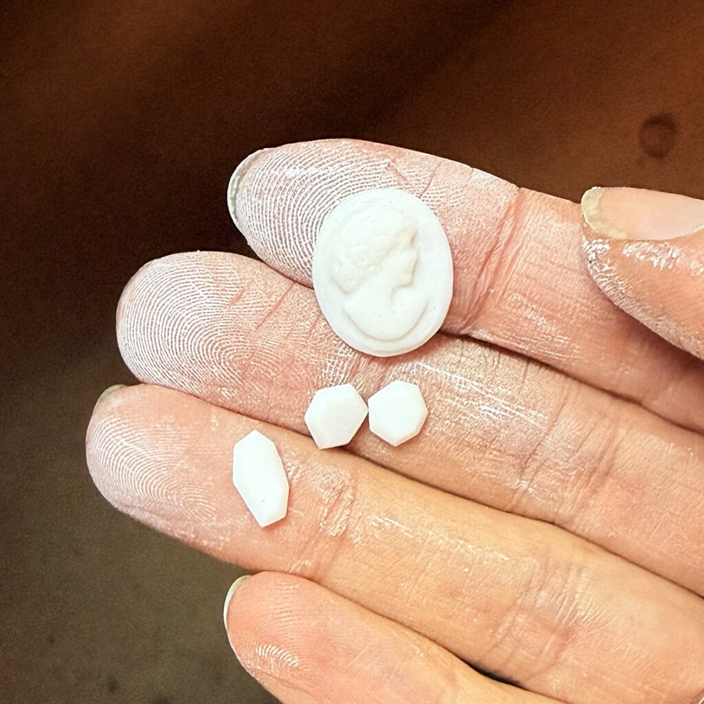 porcelaine façonnée sous forme de camée et de pièces géométriques