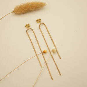 boucles d'oreilles longues asymétriques upcyclées avec chaîne vintage
