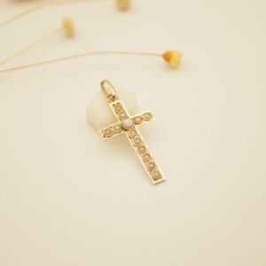 croix en or et perles de culture et porcelaine