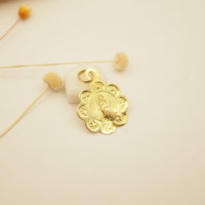 médaille vintage en forme de fleur de la vierga marie